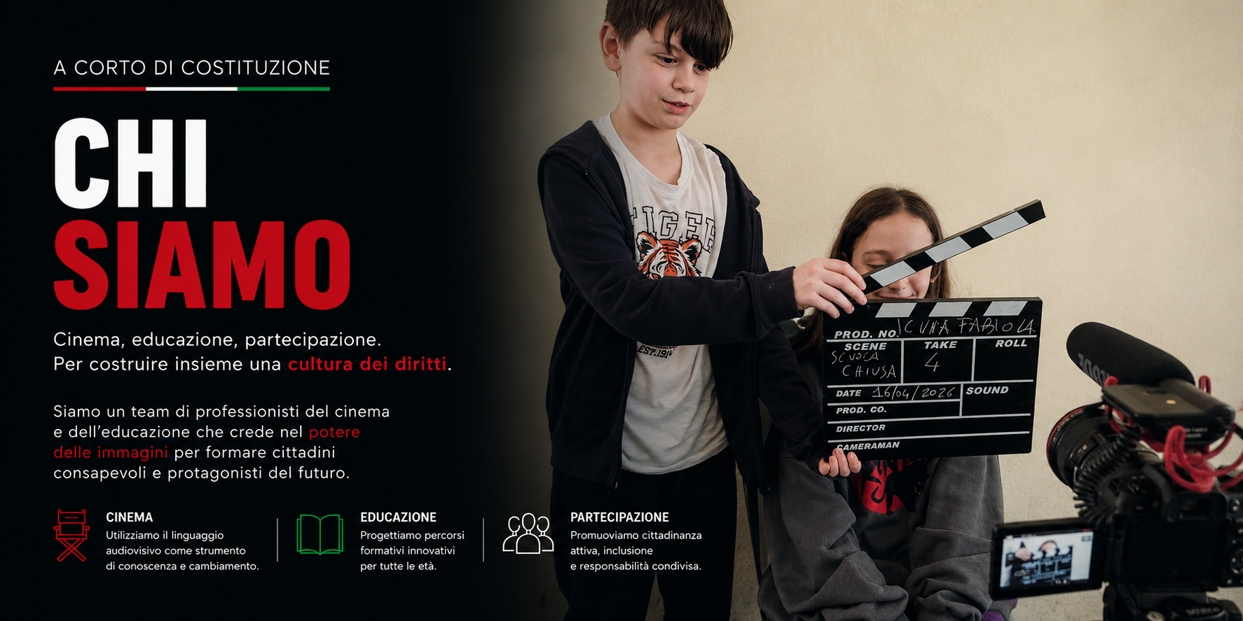 Header grafico della pagina “Chi siamo” del progetto “A Corto di Costituzione”, con studenti impegnati in un laboratorio audiovisivo scolastico durante le riprese di un cortometraggio dedicato ai valori di libertà, giustizia e uguaglianza. La scena mostra videocamere, ciak cinematografico e attività educative legate a cinema, cittadinanza attiva ed educazione ai diritti.
